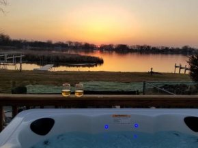 Gorgeous Nautical 2bed 2bath Lake House Chain O Lakes with Hot Tub